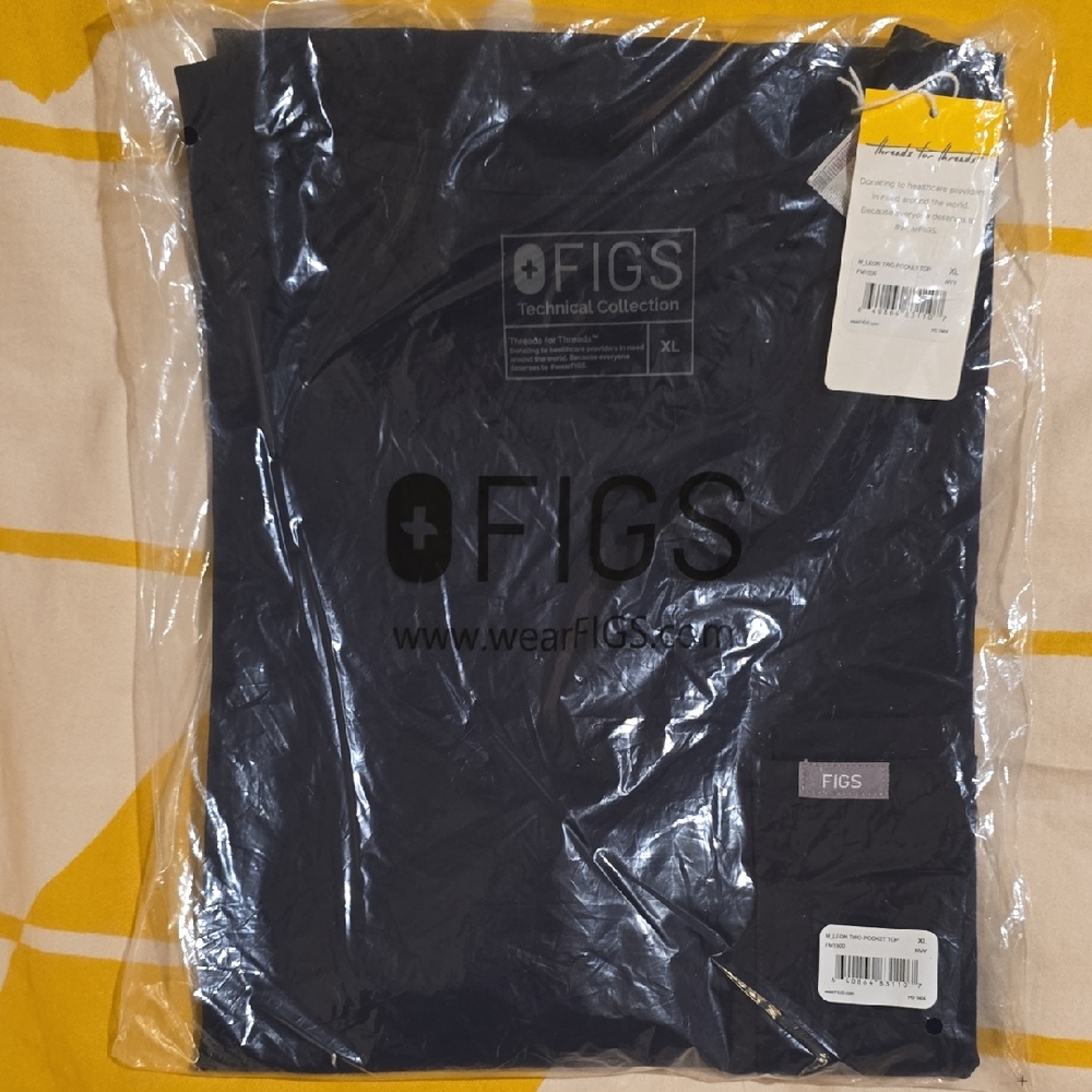 FIGS Men's XL Navy V-Neck Scrub Top - Technical Collection